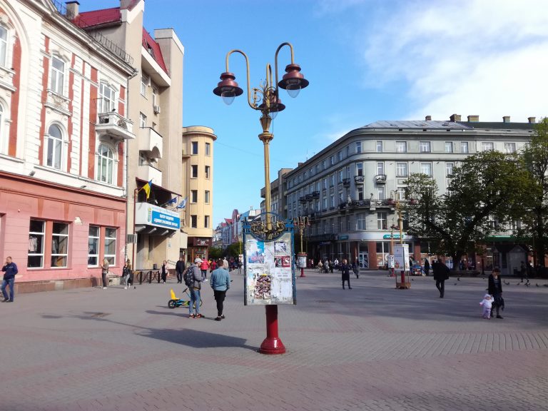 В обласному центрі ігнорують заборону на розміщення реклами на електроопорах ВІДЕО