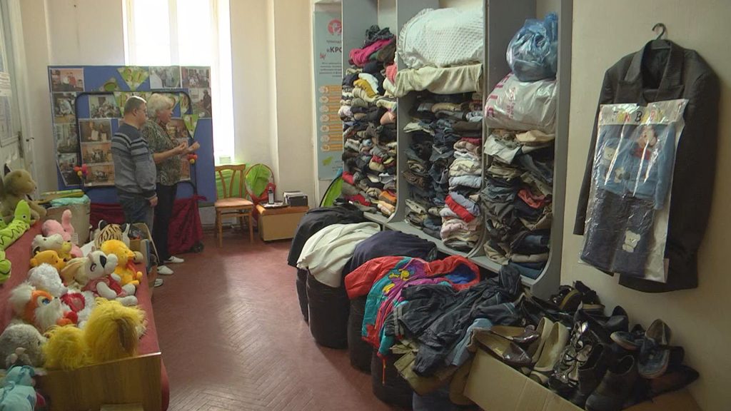 У Коломиї нужденних забезпечують одягом та взуттям ВІДЕО