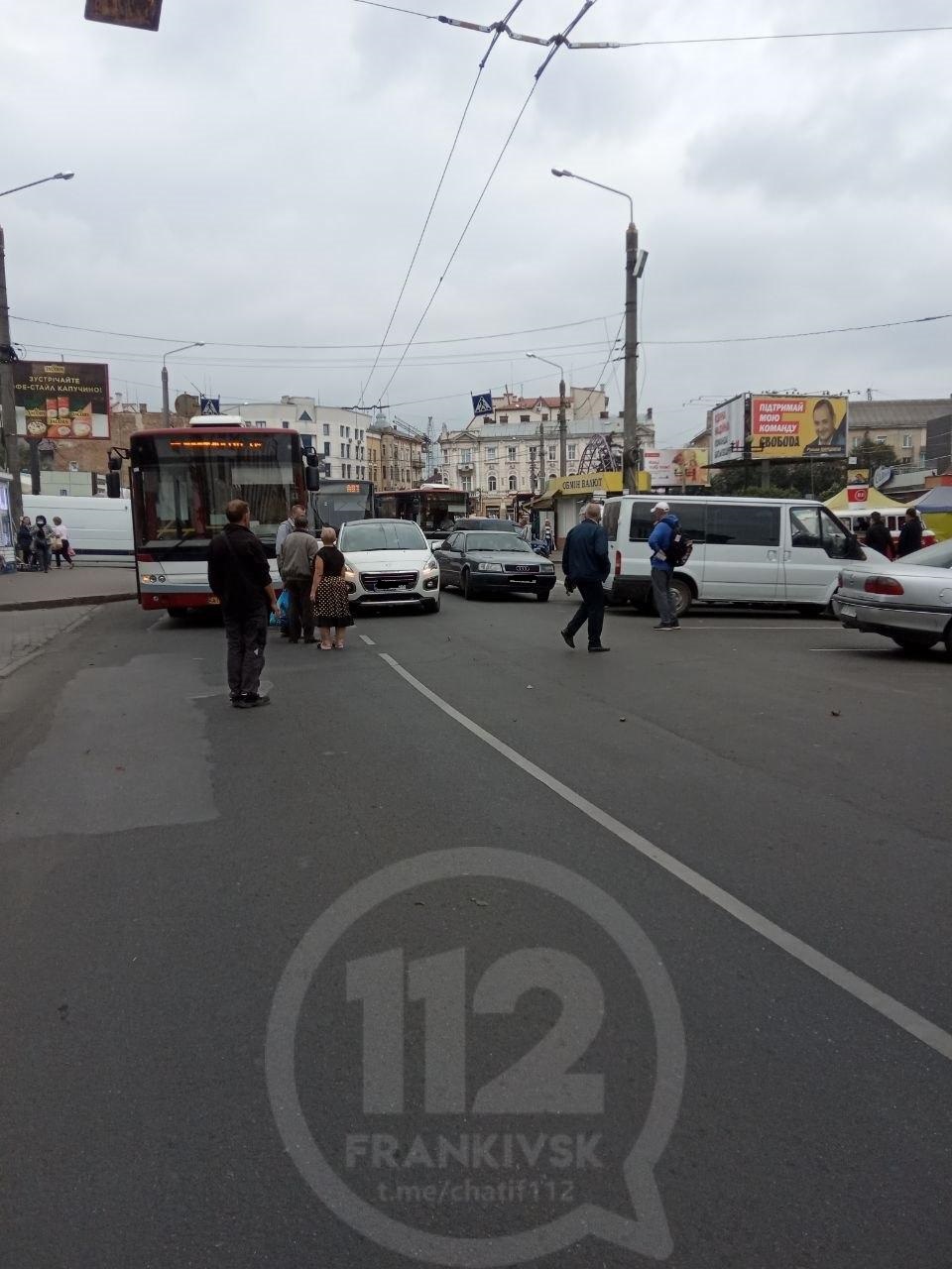 У Франківську біля ринку ДТП – рух у середмісті ускладнено ФОТОФАКТ