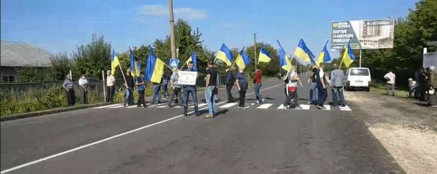 На Городенківщині обурені мешканці кількох сіл перекрили дорогу - вимагають ремонту ВІДЕО