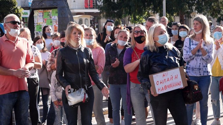 Проти дистанційки: у Коломиї страйкували батьки школярів та дошкільнят ВІДЕО