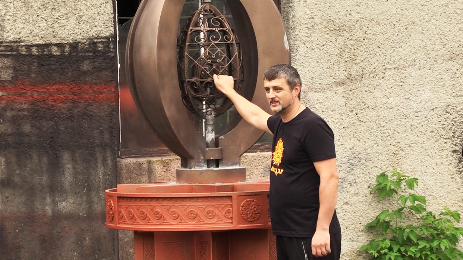 Майстер із Коломиї самотужки створив для міста скульптурну композицію з металу ВІДЕО