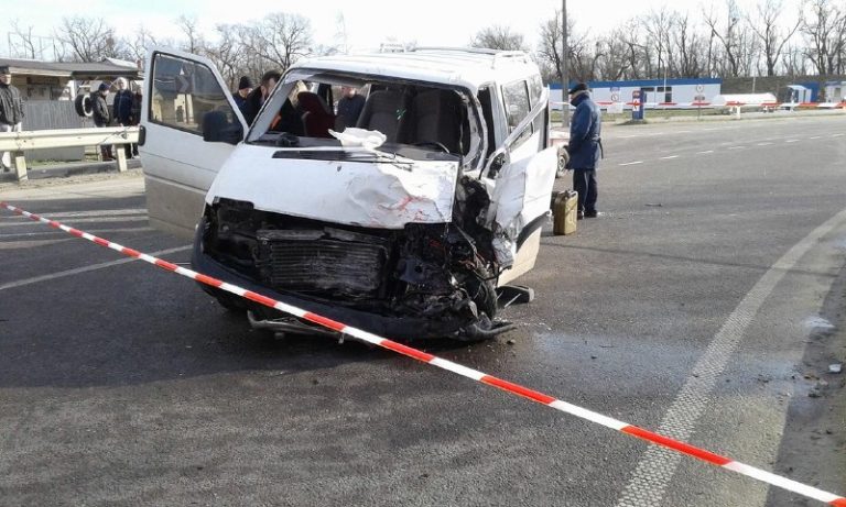 На Прикарпатті зіткнулись бус з легковиком - травмувались водій та дитина