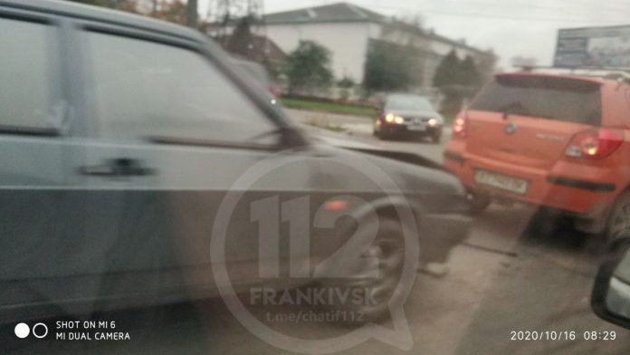 088b7a7d-b388-45d1-ba92-e3fdab5a5627 Ранкова ДТП на Набережній ускладнила рух автотранспорту ФОТО