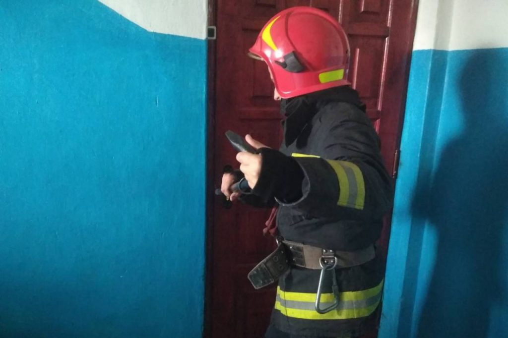 Прикарпатські рятувальники двічі відкривали двері до квартири, де знаходилися літні жінки