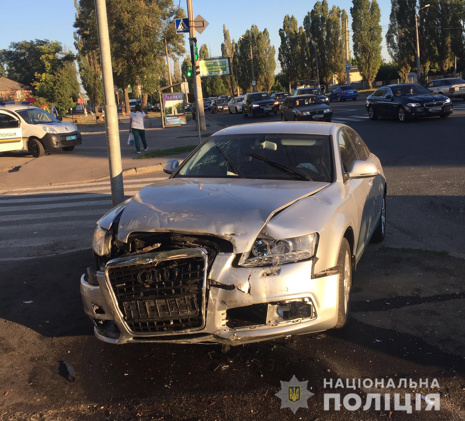 Авто зі швидкістю влетіло у бордюр та перекинулось: в карколомній аварії на Прикарпатті травмувався пасажир іномарки