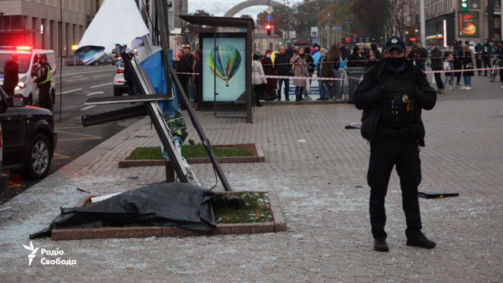На Майдані у Києві позашляховик на шаленій швидкості влетів у натовп людей, є загиблі та поранені: ФОТО, ВІДЕО 18+