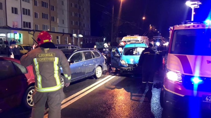 На Пасічній в жахливій ДТП, винуватцем якої є п'яний водій, травмувались двоє малолітніх - їх госпіталізували ФОТО