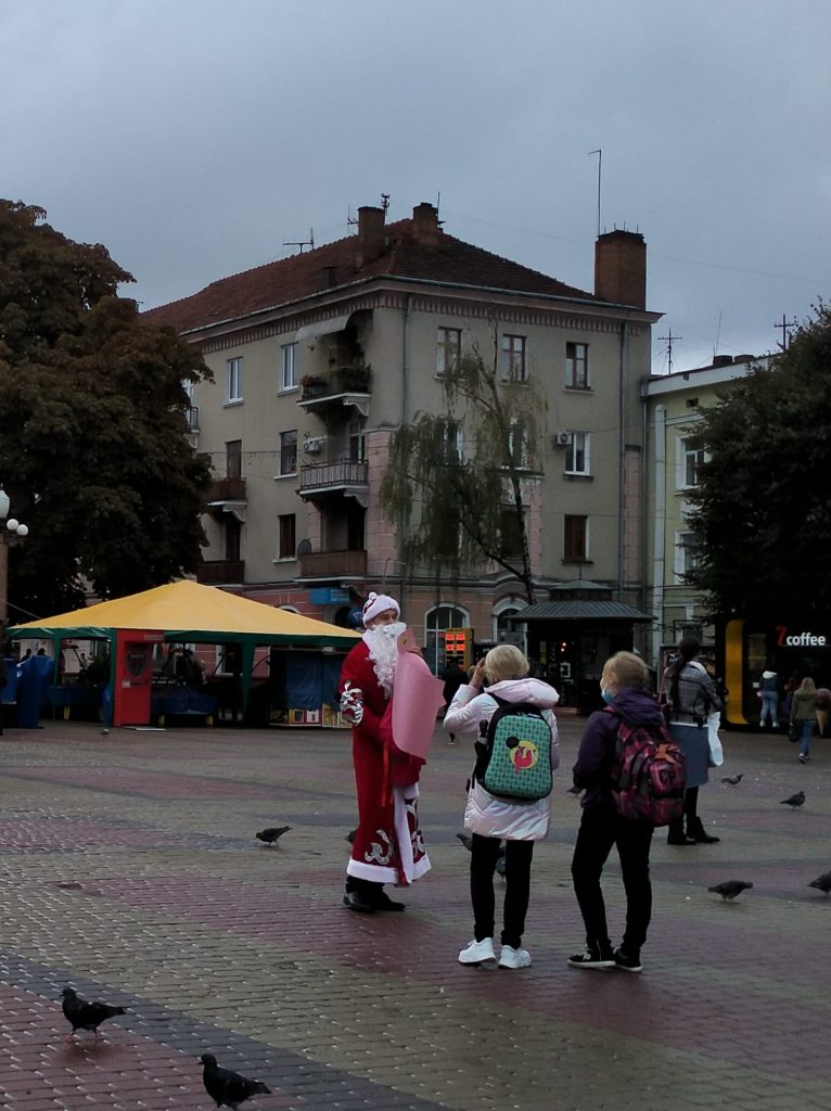 У центрі Тернополя вже ходить Дід Мороз ФОТО