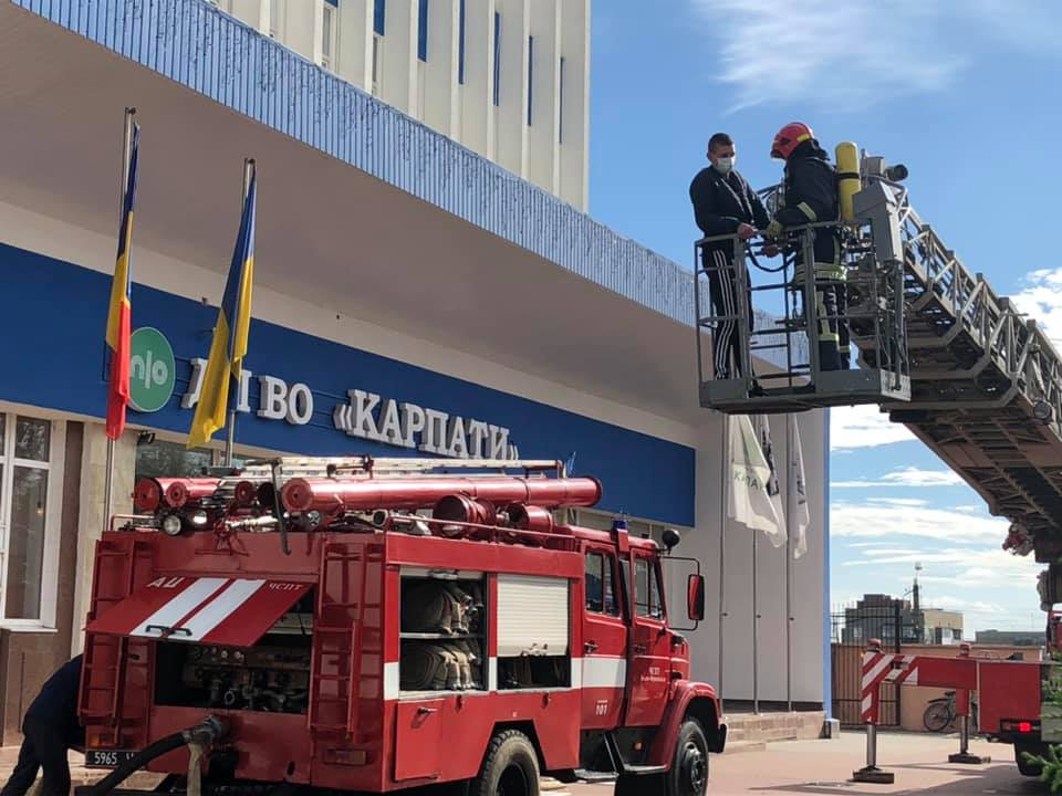 Франківські надзвичайники «гасили» пожежу у будівлі ВО «Карпати» ФОТО