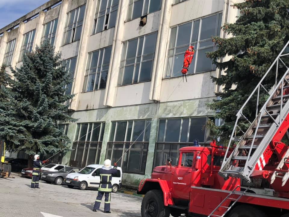 Франківські надзвичайники «гасили» пожежу у будівлі ВО «Карпати» ФОТО