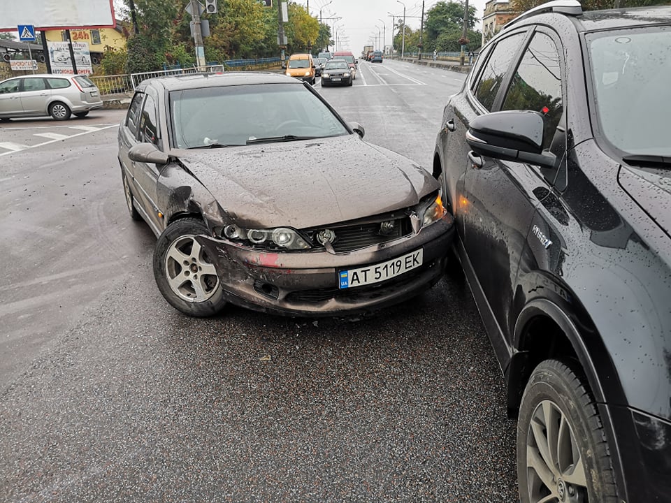 Потрійна ДТП на перехресті Незалежності-Сліпого-Хриплинська ускладнила рух автотранспорту в місті ФОТО