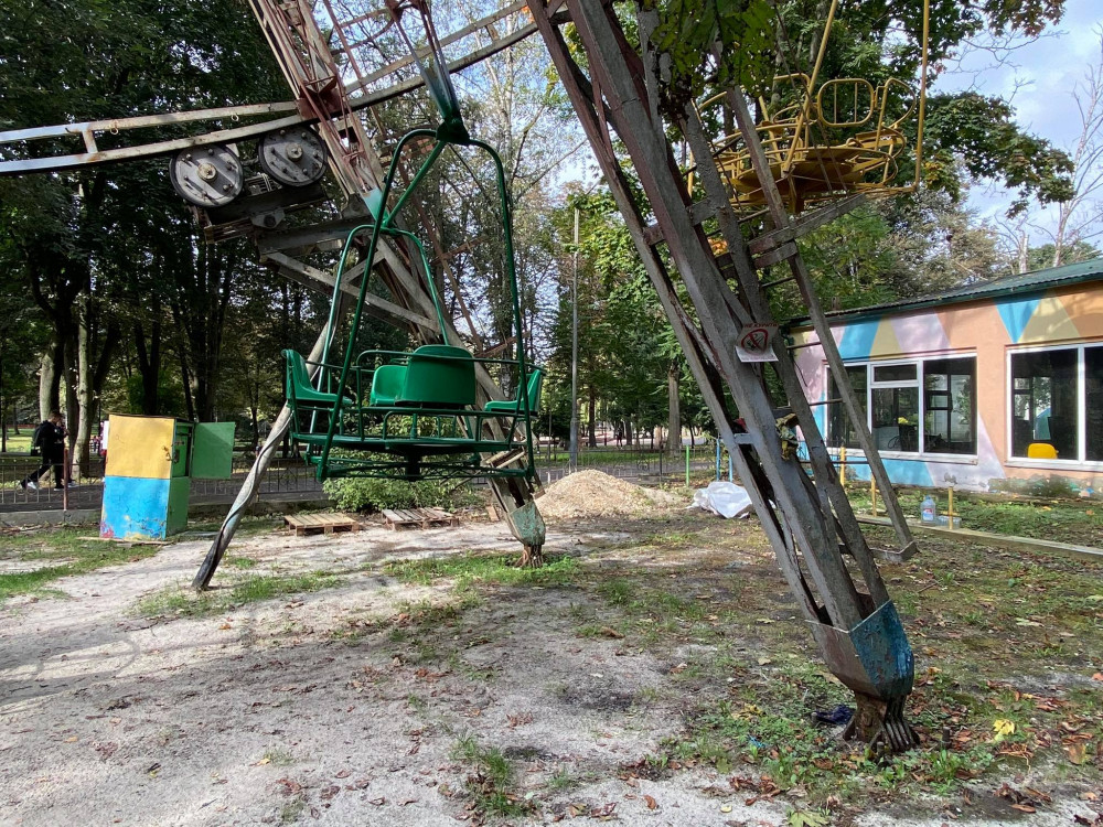 Нагадує Чорнобиль: атракціони у міському парку Франківська «доживають» свого ФОТО