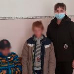 На Прикарпатті ювенальні поліцейські забрали дітей від горе-батьків
