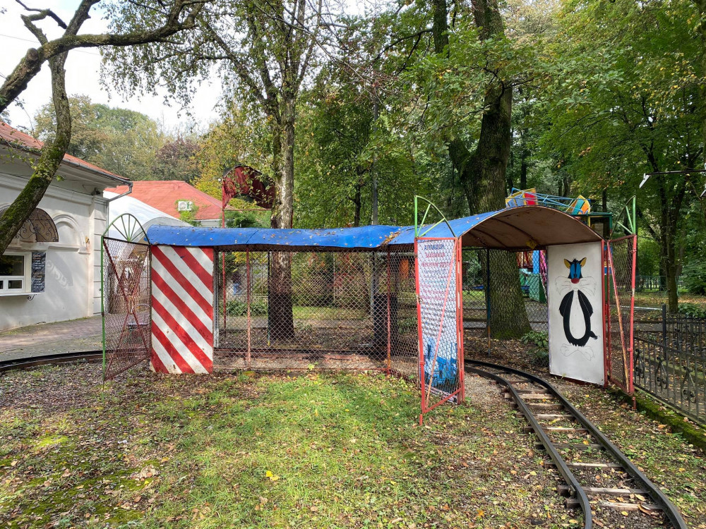 Нагадує Чорнобиль: атракціони у міському парку Франківська «доживають» свого ФОТО
