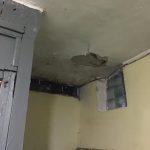 У Франківську в житловому будинку обвалюється стеля через аварійний дашок ФОТО