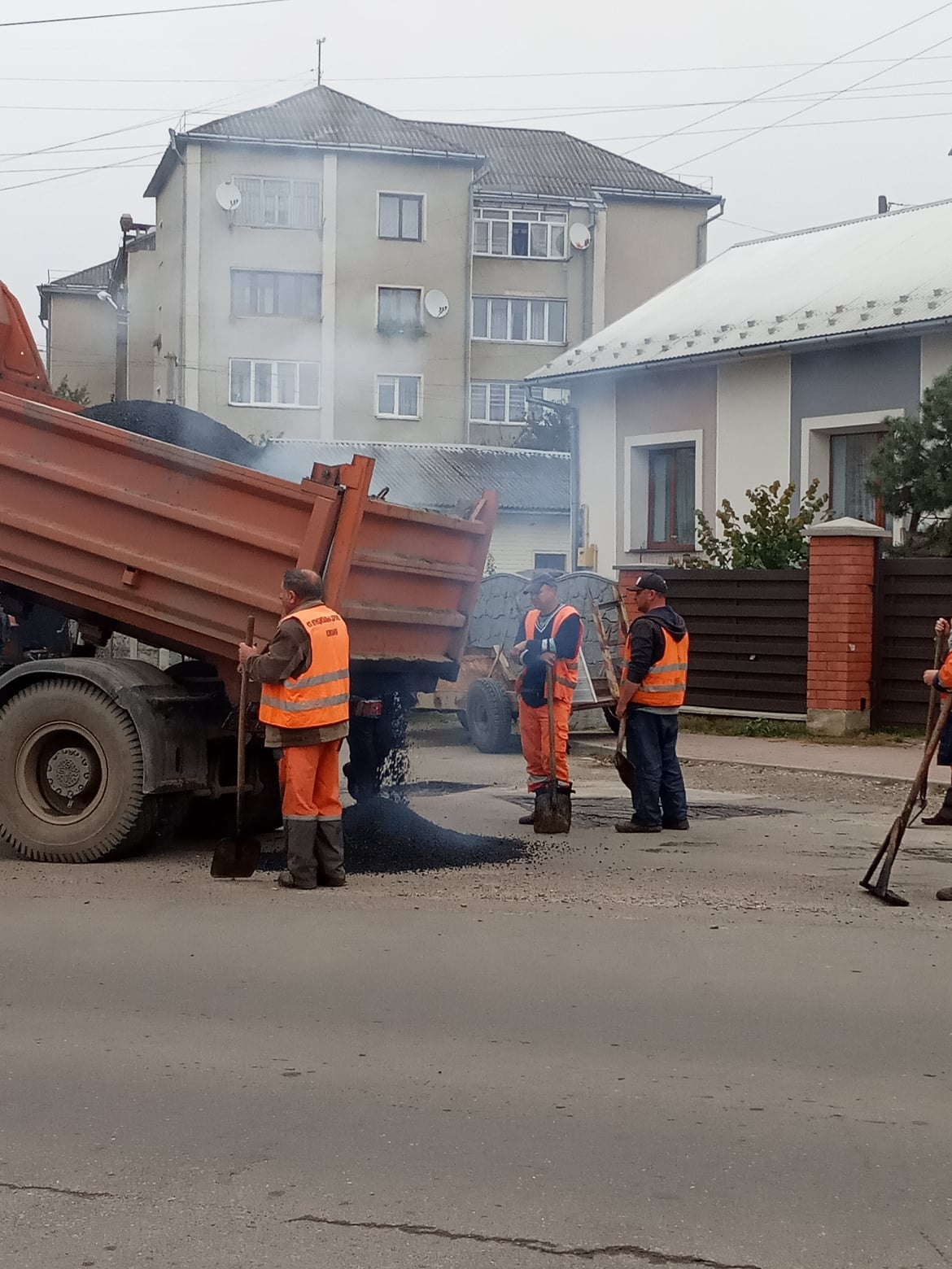 На перехресті вулиць Г.Сагайдачного – Урожайна у Франківську латають ями ФОТО