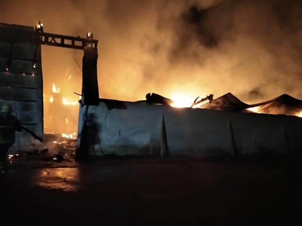 На Прикарпатті під час масштабної пожежі на складі згоріло 300 тонн зерна ФОТО
