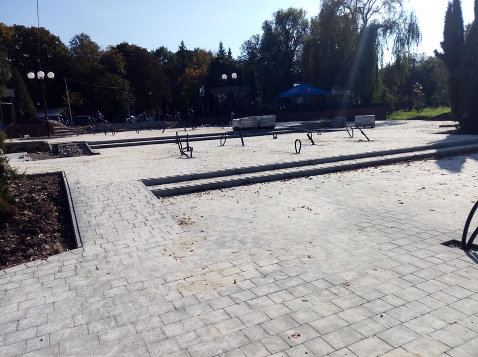 У Франківську оновлюють вхід на центральне міське озеро ФОТО