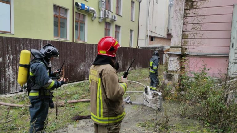 У Франківську загорілася недіюча будівля