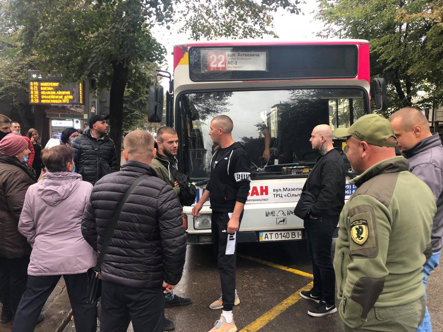 У Франківську АТОвці зустрілися з водієм маршрутки, який відмовився везти інваліда війни