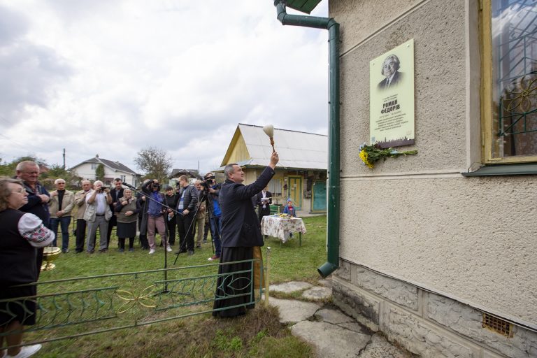 У Франківвській ОТГ відкрили анотаційну дошку відомому письменнику