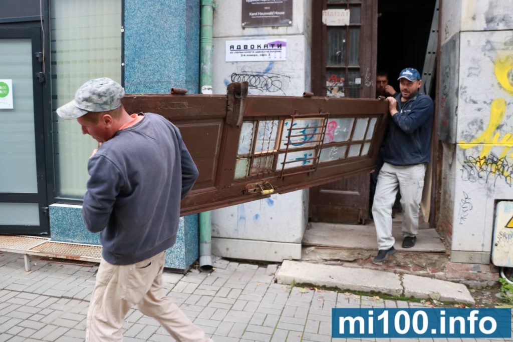 У Франківську почали реставрацію ще одних дверей ФОТО