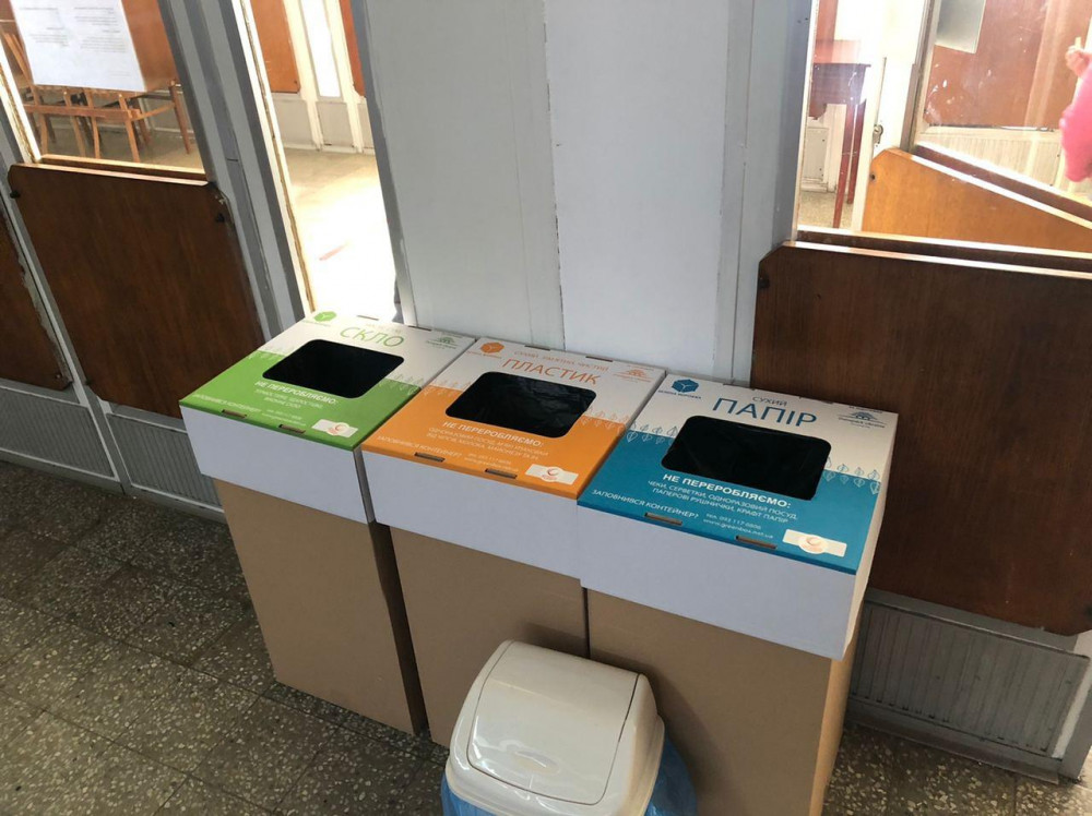 Благодійний фонд закупив контейнери для сортування сміття у дитячі садки та школи
