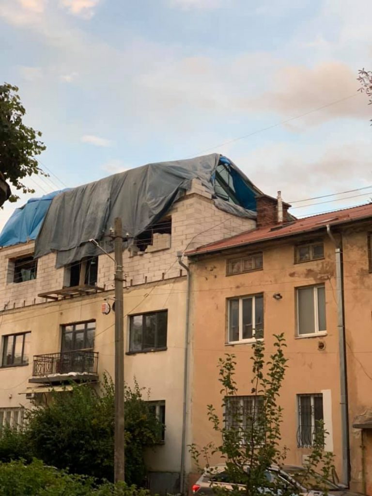 Мешканка Франківська скаржиться на незаконну надбудову сусіднього будинку