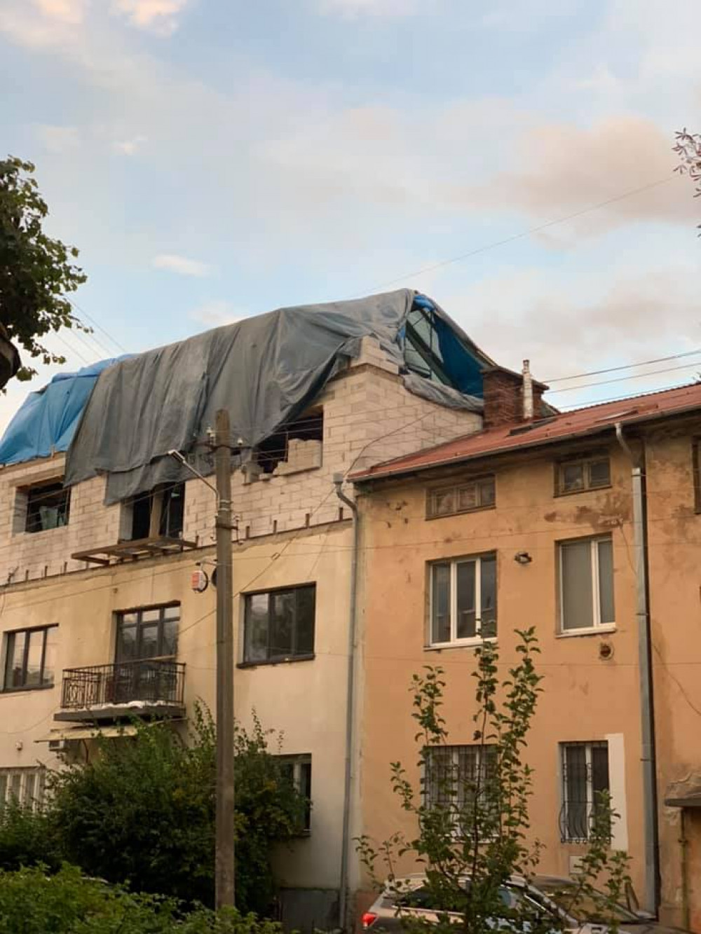 Мешканка Франківська скаржиться на незаконну надбудову сусіднього будинку