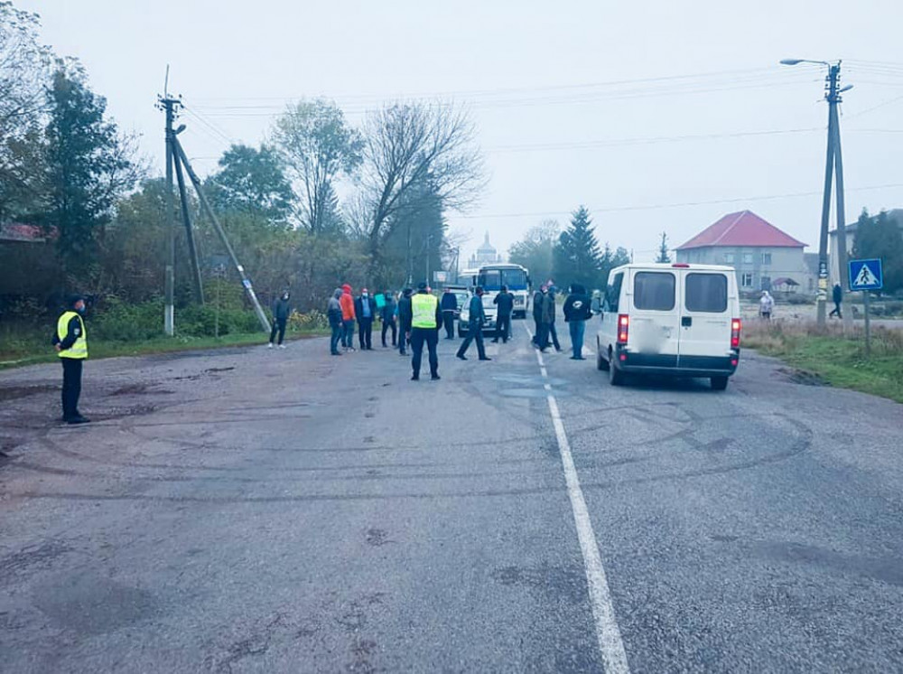 Мешканці кількох сіл Тлумаччини частково перекрили дорогу - вимагають ремонту ФОТО