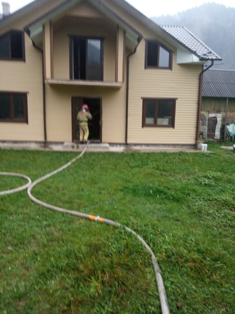 У прикарпатському селі вогнем пошкоджено будинок ФОТО