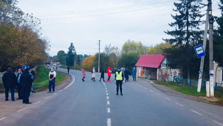 На Прикарпатті обурені селяни перекрили дорогу - вимагають ремонту ФОТО