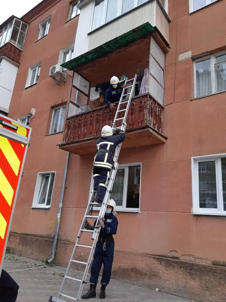 У Франківську рятувальники надали допомогу жінці, яку зачинив на балконі її півторарічний малюк