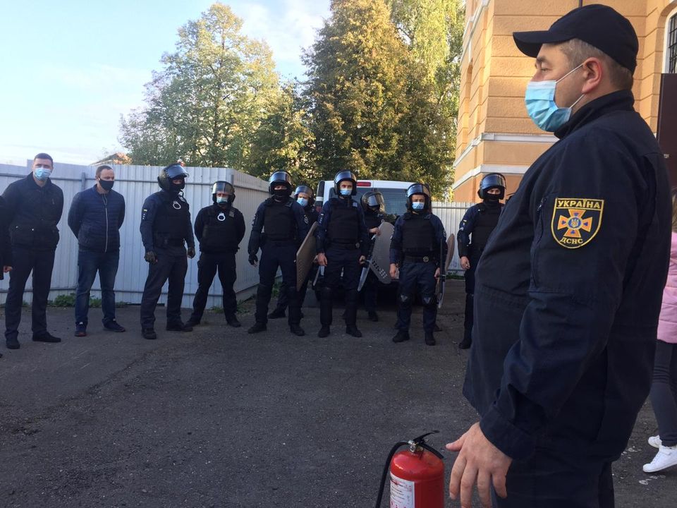 На Прикарпатті «горів» суд, з приміщення евакуювали працівників ФОТО