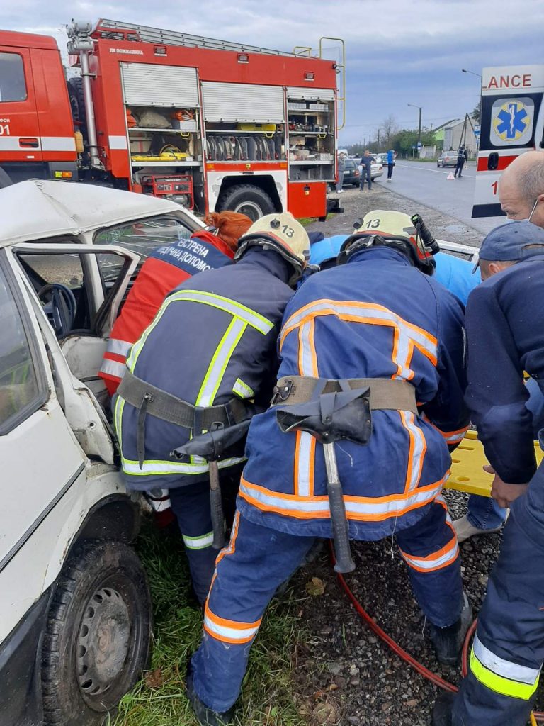 Автівка у кюветі, а пасажирка затиснута в салоні: відомі деталі аварії на Прикарпатті, де травмувались двоє людей ФОТО