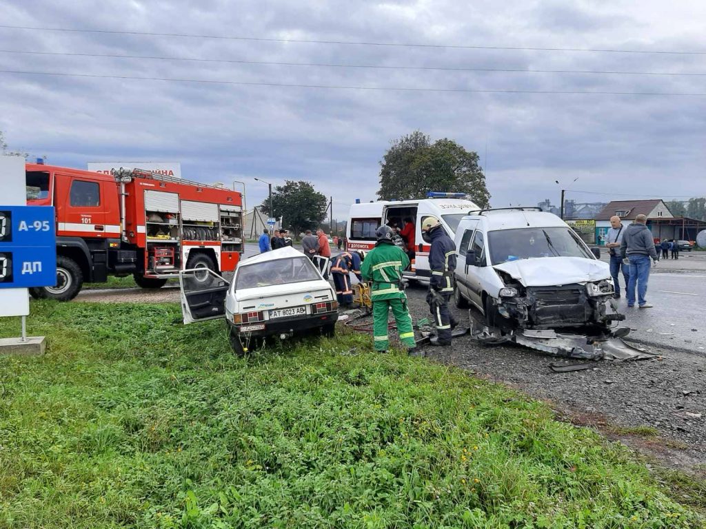 Автівка у кюветі, а пасажирка затиснута в салоні: відомі деталі аварії на Прикарпатті, де травмувались двоє людей ФОТО