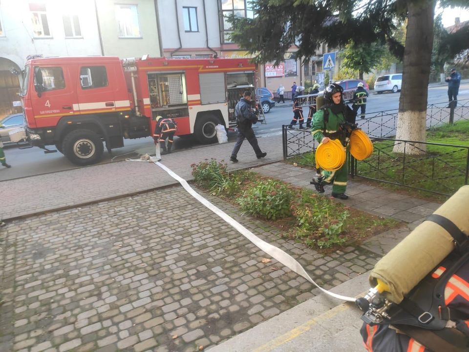 На Прикарпатті «горів» суд, з приміщення евакуювали працівників ФОТО