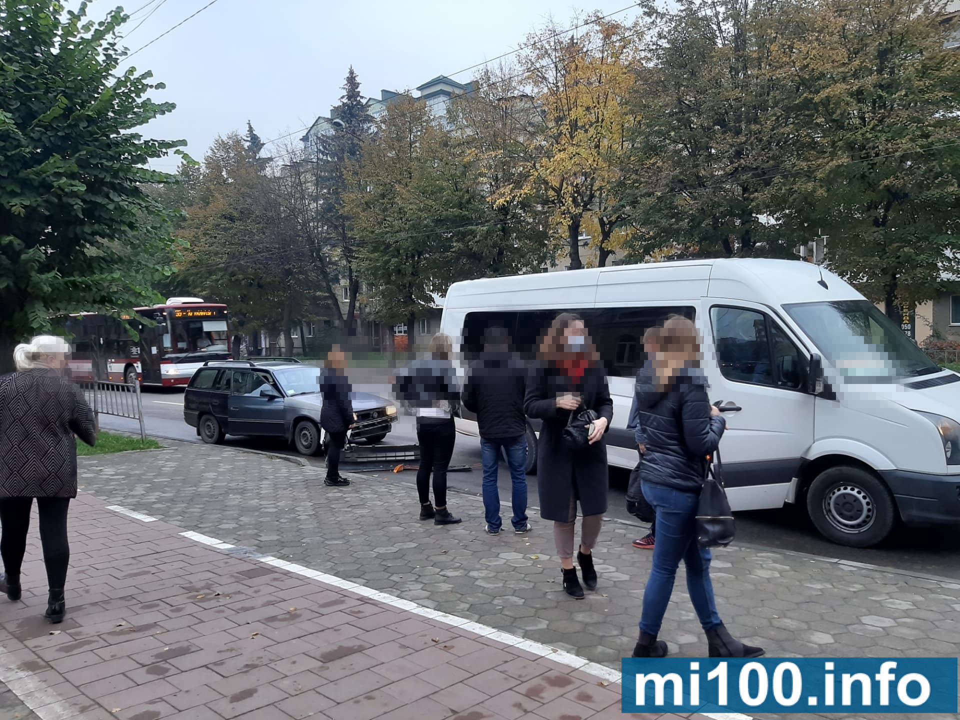 На Галицькій зіткнулись рейсовий мікроавтобус та легковик ФОТО