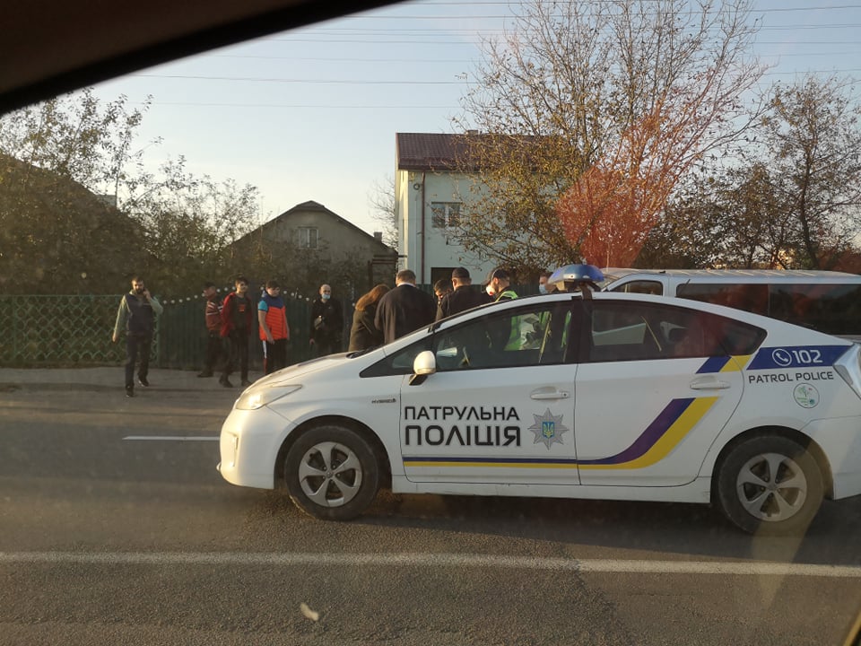 У Франківську зіткнулись мікроавтобус і мопед - пасажирка двоколісного померла дорогою до лікарні ФОТО