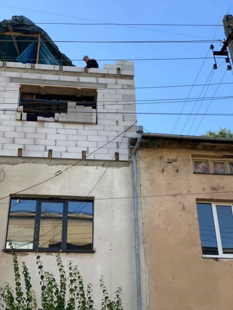 Черговий будівельний скандал у Франківську: на Павлика продовжують незаконну надбудову ВІДЕО