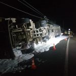 На Прикарпатті вантажівка з’їхала в кювет та обірвала лінію електропередач ФОТО