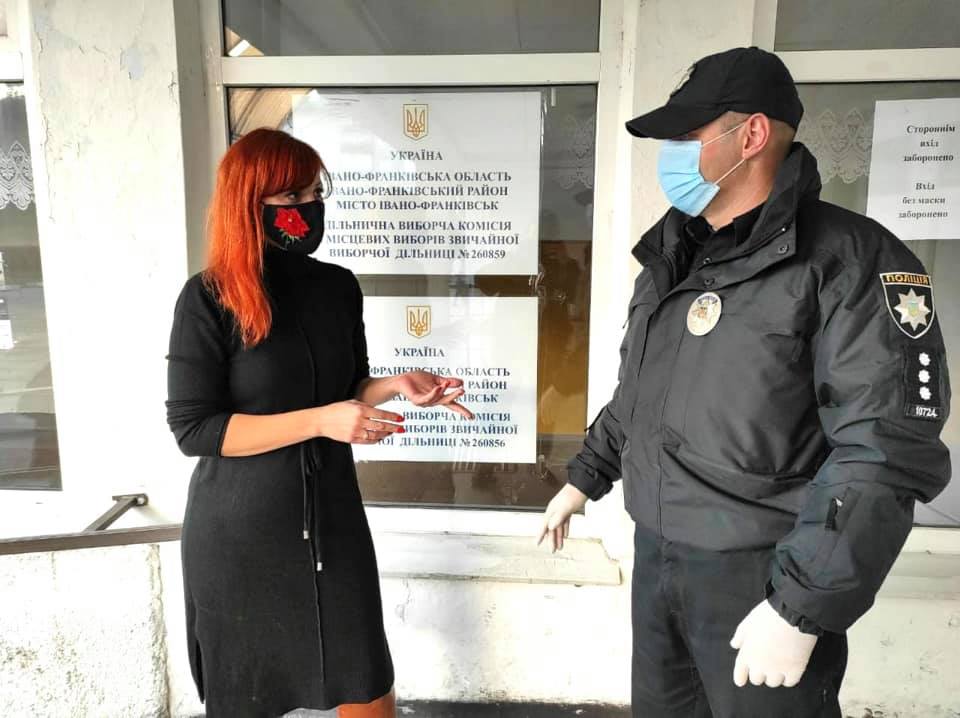 На Прикарпатті під цілодобовою охороною поліції перебувають 69 територіальних виборчих комісій