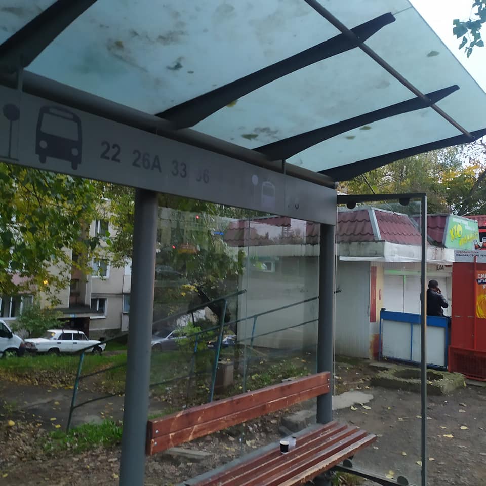 У Франківську вандали розтрощили тролейбусну зупинку ФОТО