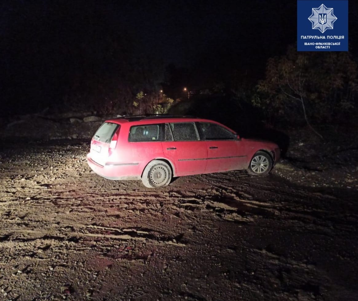 У франківця з подвір'я викрали авто - поліція оперативно розшукала злочинців ФОТО