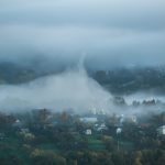 У мережі показали неймовірні світлини Косова у тумані