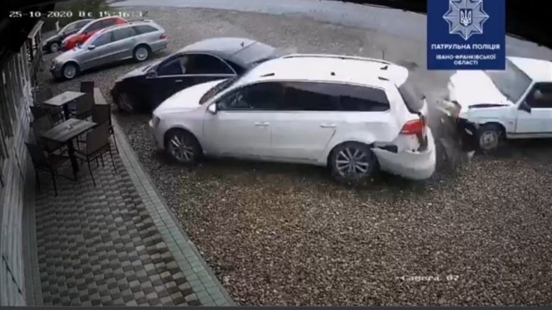 На Франківщині водій напідпитку врізався у припарковані автівки ВІДЕО