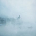 У мережі показали неймовірні світлини Косова у тумані