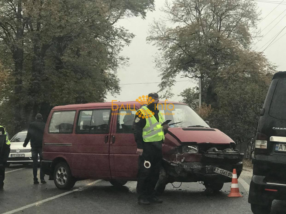 Троє потерпілих та розтрощені авто - на Прикарпатті «лоб у лоб» зіткнулись мікроавтобус з легковиком ФОТО