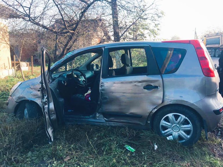 Двоє постраждалих та побиті легковик й вантажівка - деталі травматичної аварії на Прикарпатті ФОТО